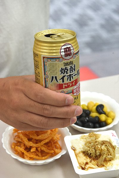 つまみは乾き物中心だが、冷や奴には削り節をかけてくれる心遣いも