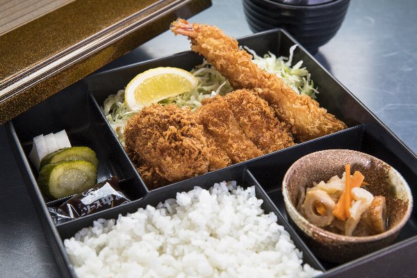 「ふじもと」のミックスフライ定食