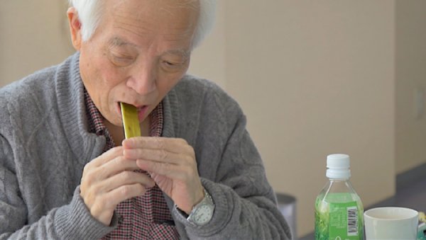 仕事中にモルヒネを服用する平野さん（筆者撮影）