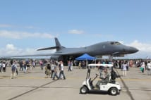 航空自衛隊三沢基地に展示された米B1B爆撃機(写真/時事)