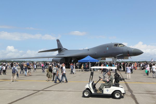 航空自衛隊三沢基地に展示された米B1B爆撃機（写真／時事）