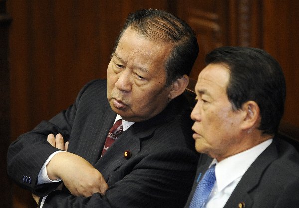 麻生氏（右）は解散のチャンスと考えている（写真：時事通信フォト）