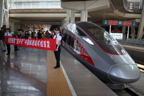 中国の高速列車「復興号」（写真：時事通信フォト）