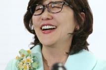 稲田朋美氏におじさん県議ら「守ってやらにゃ」と結束ムード