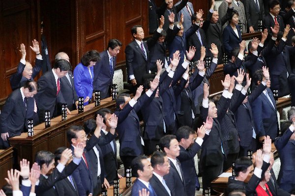 どれだけ笑顔で戻れるか（写真：時事通信フォト）