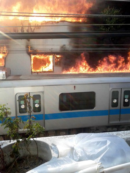 車両に燃え移って惨事に（写真：時事通信フォト／住民提供）