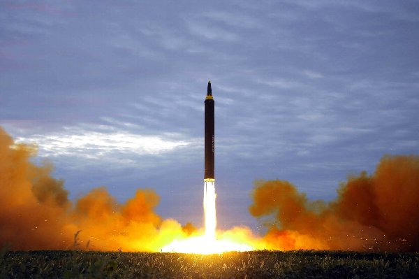 北朝鮮が8月29日に打ち上げた「火星12」（写真：時事通信フォト）