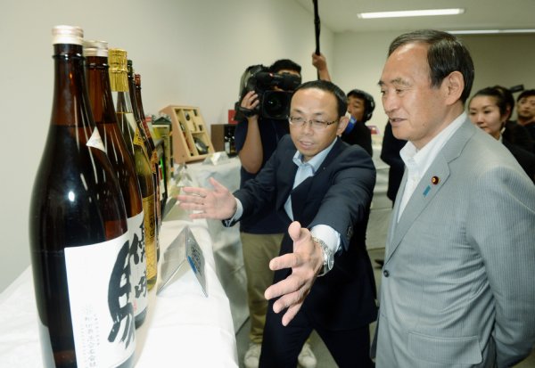 菅氏（右）の肝煎りの制度だったが…（写真：時事通信フォト）