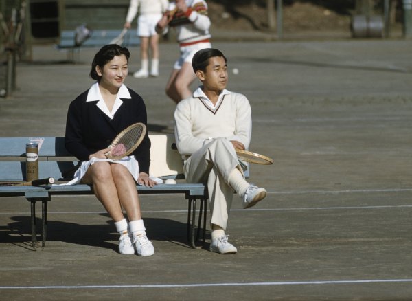 ご結婚前にテニスを楽しむ姿（写真：時事通信フォト）