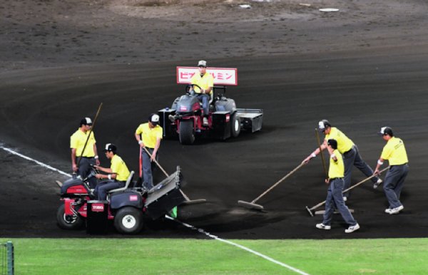 試合中は10人のグラウンドキーパーが整備する