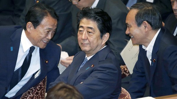 複雑なトライアングル（写真：共同通信社）