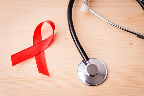 エイズへの理解と支援の象徴「レッドリボン」