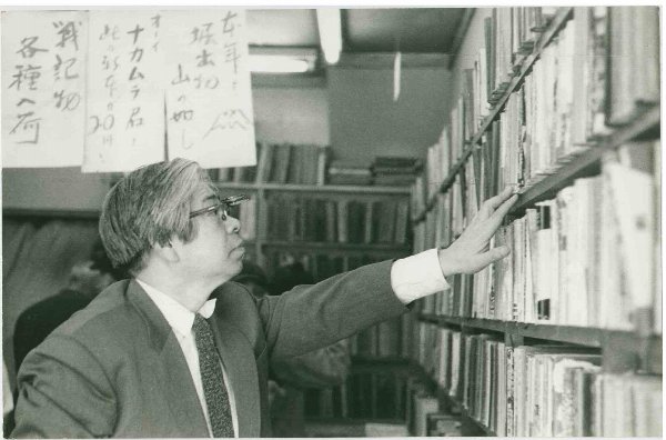 古書店で本を探す大宅壮一氏（大宅壮一文庫提供）