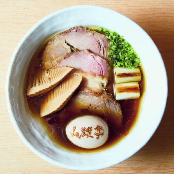 「山雄亭」の特上醤油らぁ麺（撮影：中庭愉生）