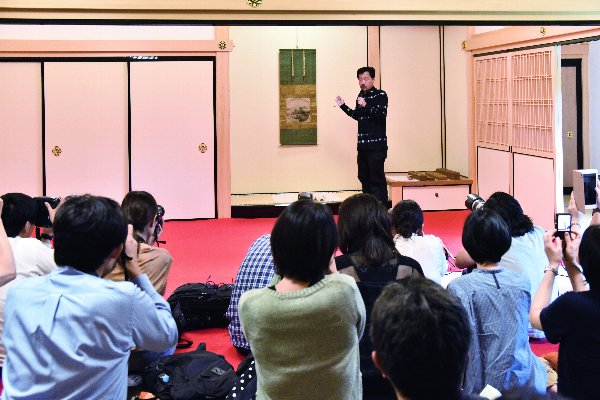 50人を超す報道陣も新発見に沸いた