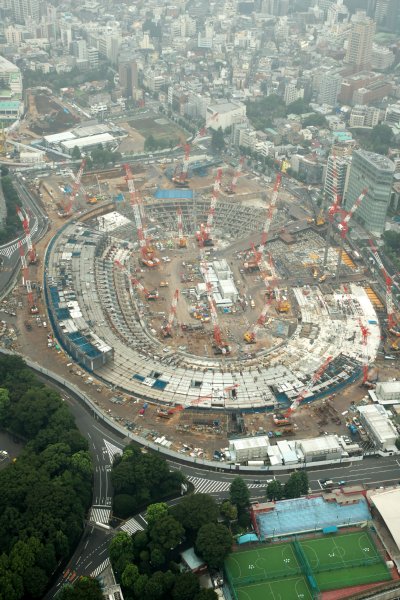 完成まであと26か月の新国立競技場