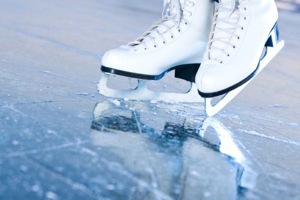 スケートで浪費する妻は北欧遠征も（写真／アフロ）