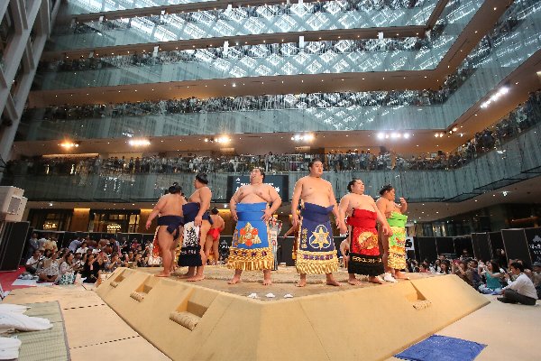 通路まで満員になった大相撲KITTE場所