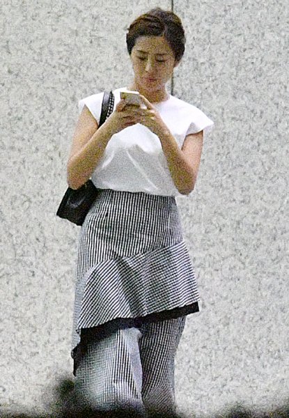 記者の直撃には「えへへ」