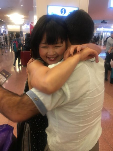 初対面を果たし抱き合う泰葉とメヒディ氏