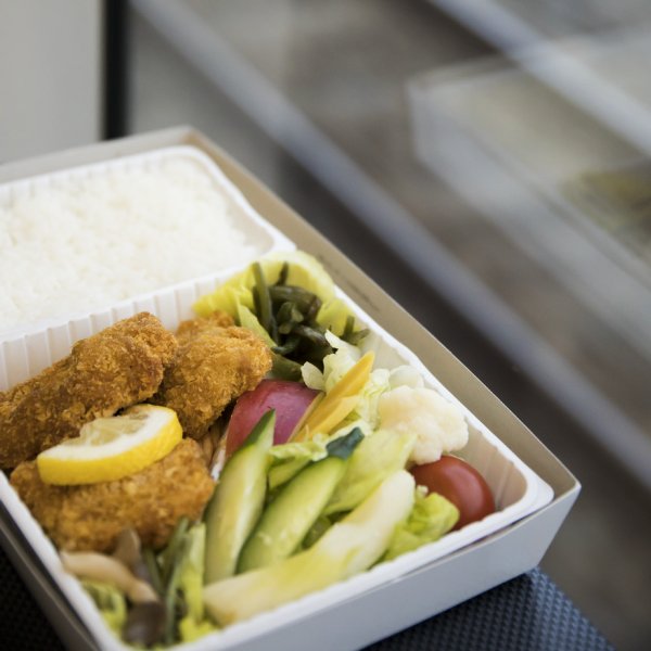 『高原野菜とカツの弁当』（1000円）