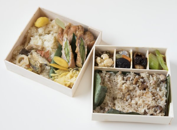 『地元のうまいものを詰めたおこわの二段弁当』（1600円）