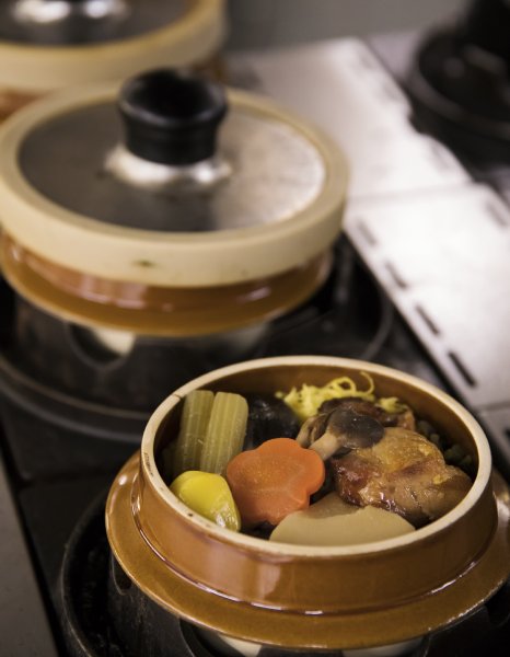 『直火炊き 山菜鶏釜めし』（1000円）