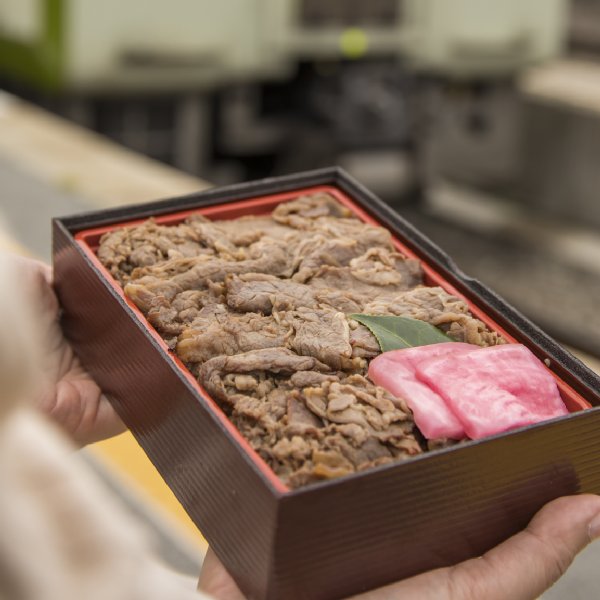 『小淵沢丸政の信州牛御辨當』（1980円）