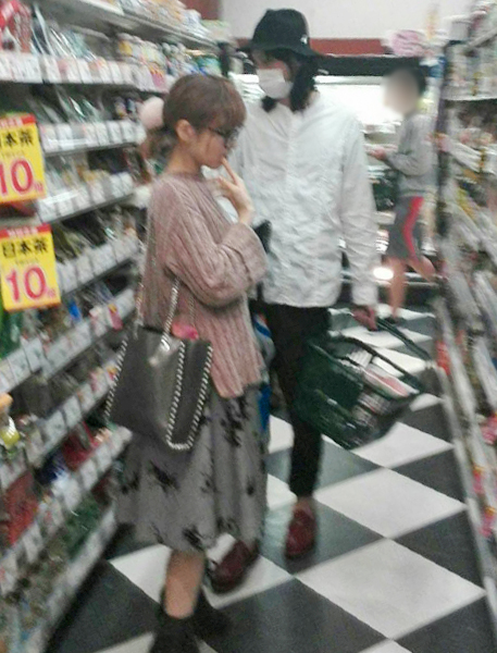 都内のスーパーで買い物をする沙也加と村田