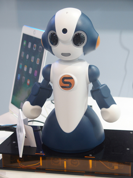 NTTが開発した会話ロボット「Sota（ソータ）」