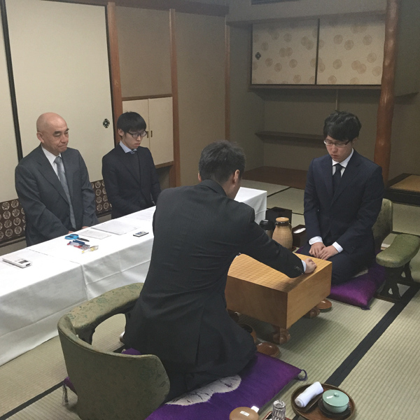 名人戦対局中の井山裕太棋士（2016年）