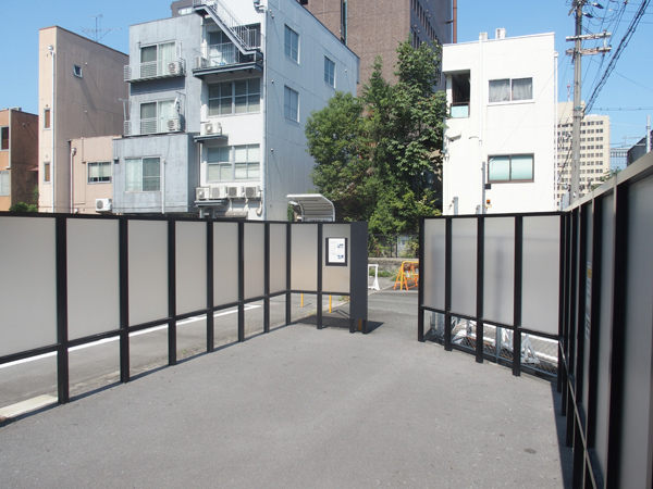 「灰皿はありません」と書かれた大阪府庁そばの喫煙スペース