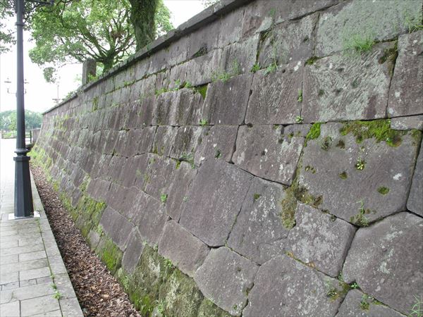 激戦の地「私学校」跡（鹿児島市）。塀に無数の弾痕が残る