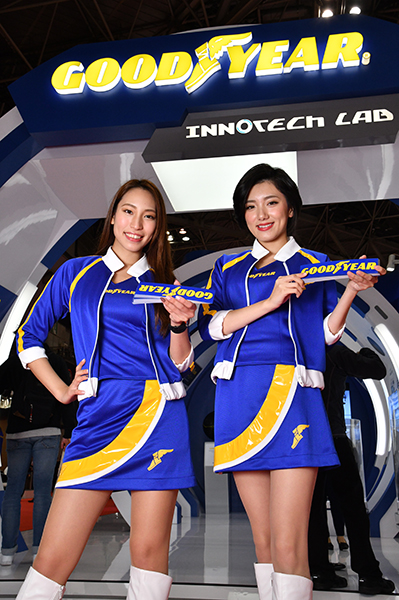 タイヤメーカー、グッドイヤーブースで見つけた美女コンパニオン