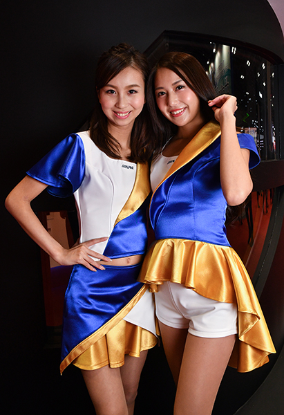 大画面カーナビの新商品なども展示するアルパインブースの美女