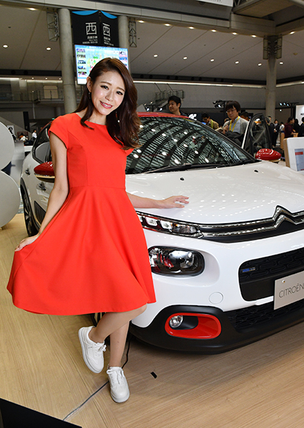 シトロエンの新型車の前でポーズを取る美女コンパニオン