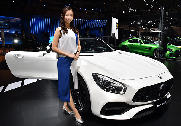 EV新ブランドを立ち上げたメルセデスベンツのブースで微笑む美女