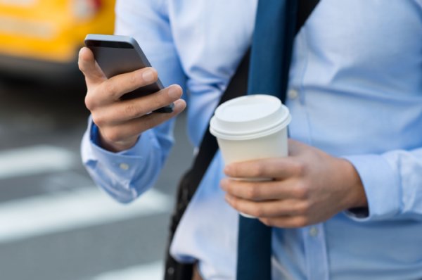 ハワイでは10月より歩きスマホに罰金が課されることに（写真／アフロ）