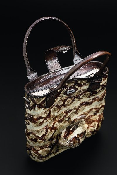 『有線七宝錦蛇革鞄置物「反逆」』（春田幸彦・作）