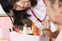 認知症女性の生活が穏やかになった例も 注目の「介護美容」