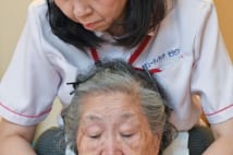 櫻井よしこさんの母も笑顔に!「介護美容」にみる光明