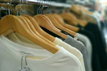 シーズン終わりに来年分の洋服をセールで買いだめ 流行遅れの懸念は?