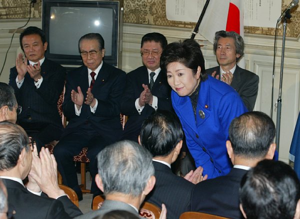 手のひら返しの前科も（2003年に自民党に入党した時の様子。写真：時事通信フォト）