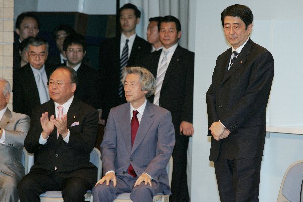 小泉首相のイエスマンだった安倍氏の官房長官時代（写真：時事通信フォト）