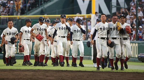 敗れた大阪桐蔭ナイン（写真：時事通信フォト）