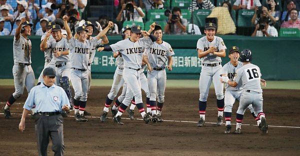 夏の甲子園3回戦、仙台育英は逆転サヨナラ勝ちで大阪桐蔭を下した（写真：時事通信フォト）