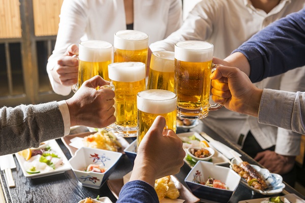 飲み会から学ぶこともある、はず（写真：アフロ）