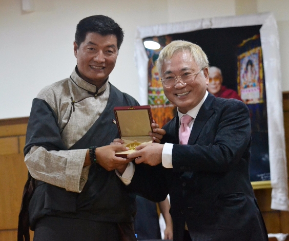 チベット亡命政府大統領に「高須平和賞」を贈る高須院長（高須院長Twitterより）