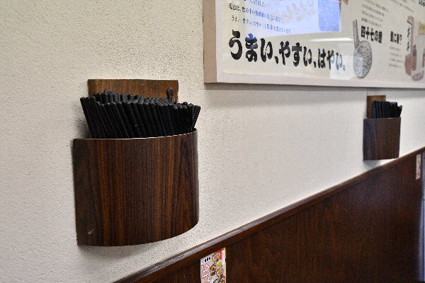 壁に設置された箸立て（撮影：渡辺利博）