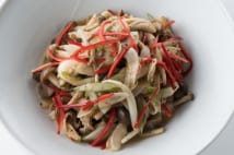 天然の「本しめじ」は高級品 「ぶなしめじ」とは別種